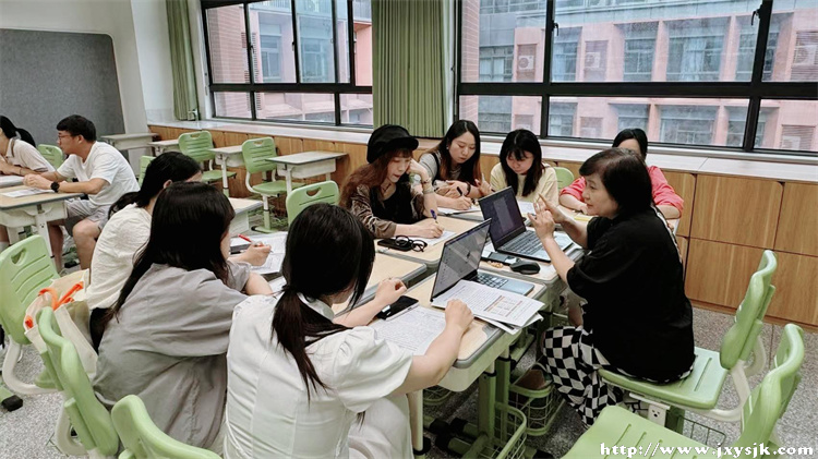 图3 202506美术组送市论文小组辅导.jpg 图3 202506美术组送市论文小组辅导.jpg