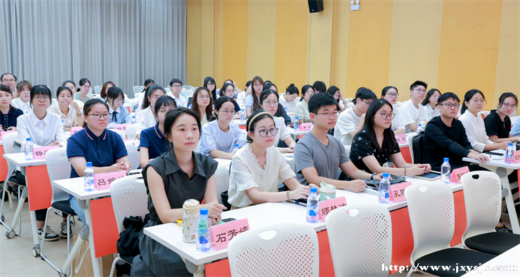 学员一起听课.png